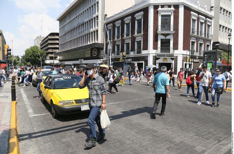 En Guadalajara, el tránsito vehicular saturó calles; recorridos que tomaban 24 minutos, ayer consumieron más de media hora.