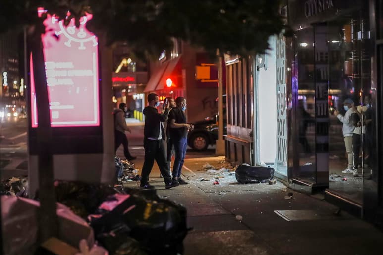 Pese que el alcalde de la ciudad, Bill de Blasio, decretó el primer toque de queda en Nueva York en 77 años, la ciudad vivió una nueva noche de caos, violencia, detenciones y saqueos. (EFE)