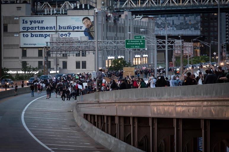 Nueva York amaneció este martes con zonas de la ciudad arrasadas por los saqueos de la noche anterior, que dejó más de 700 arrestos durante el primer toque de queda decretado en la ciudad de los rascacielos en casi 80 años. (EFE)