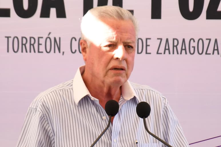 Zermeño mencionó las constantes acciones de sanitizacion en espacios públicos, hospitales y edificios de gobierno, así como las entregas de despensas y kits de prevención del contagio a familias vulnerables, dijo que especialmente en Torreón se ha tenido 'solidaridad' con la gente, misma que debe de acatar las determinaciones oficiales.
(FERNANDO COMPEÁN)