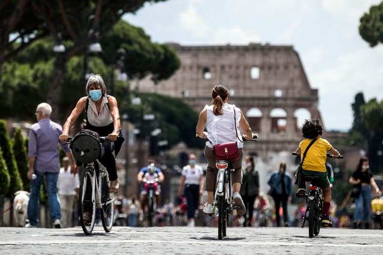 Italia ha registrado 55 fallecidos y 318 nuevos casos de contagio con coronavirus en las últimas 24 horas, según los últimos datos de Protección Civil publicados hoy. (EFE)