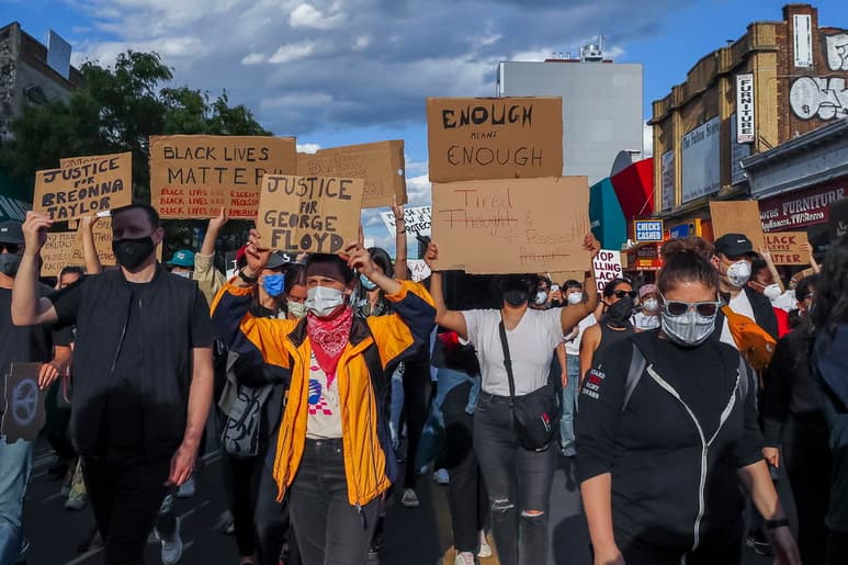 Las autoridades de Nueva York advirtieron este martes del riesgo de que las protestas contra el racismo y la violencia policial desencadenen un rebrote del coronavirus en la ciudad y urgieron a los manifestantes a tomar precauciones. (ARCHIVO)
