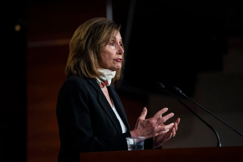 La presidenta de la Cámara de Representantes de Estados Unidos, la demócrata Nancy Pelosi, exigió este martes al presidente Donald Trump, ser el 'sanador en jefe' y 'no avivar las llamas', al criticar al mandatario por la lectura de pasajes de la Biblia en medio de la ola de protestas que han agitado más de 70 ciudades en el país. (ARCHIVO)