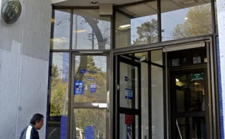 Una empleada de una sucursal de BBVA ubicada en la alcaldía Gustavo A. Madero fue obligada a sustraer de la bóveda del lugar un total de 14 millones de pesos, para lo cual los asaltantes le colocaron algo similar a un cinturón explosivo. (ESPECIAL)