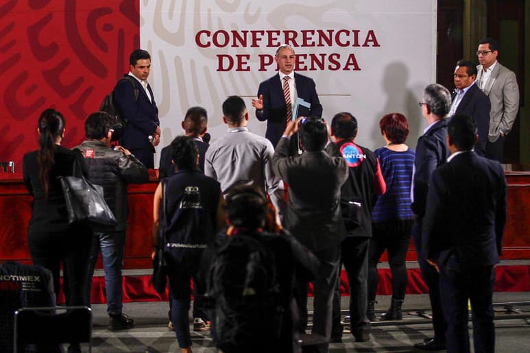 La presidenta del Senado, Mónica Fernández Balboa (Morena) turnó a la Unidad de Género de la propia Cámara Alta la queja que le envió la bancada del PAN, por los hechos ocurridos en la reunión de la semana pasada con el subsecretario Hugo López-Gatell Ramírez, en la que la senadora Alejandra Reynoso Sánchez fue objeto 'de trato misógino', como señala el coordinador panista, Mauricio Kuri González. (ARCHIVO)