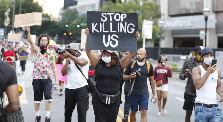 El abogado de la familia de George Floyd aseguró hoy que los tres oficiales que estuvieron durante la detención del afroamericano también enfrentarán cargos por su muerte, en un proceso que espera declararlos culpables por asesinato. (EFE)