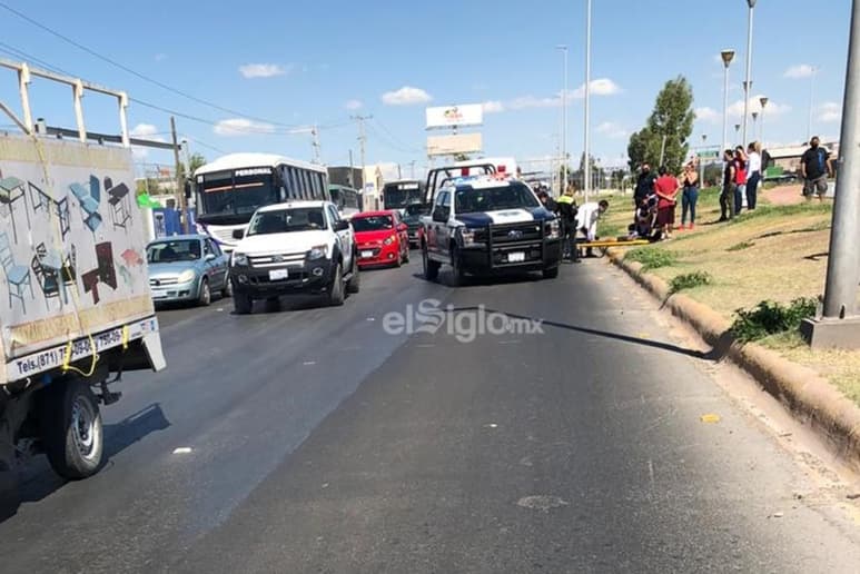 El conductor del automóvil Jetta, en color rojo, quien dijo llamarse Guillermo de 19 años, quedó a disposición del Ministerio Público. (EL SIGLO DE TORREÓN)