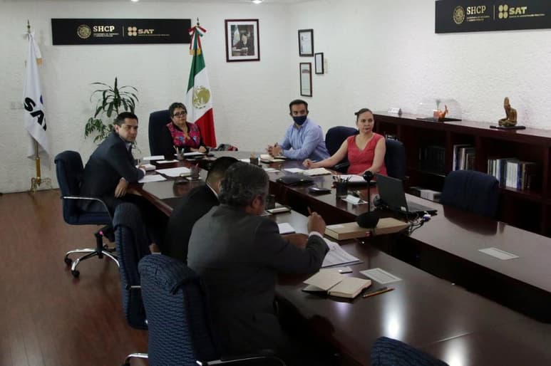 Ante diputados, la titular del Servicio de Administración Tributaria (SAT), Raquel Buenrostro, aseguró que pese al COVID-19 no ha caído la recaudación de impuestos, y destacó que tras meses de litigio, en cuestión de 'minutos' el gobierno logró que grandes empresarios se pusieran al corriente. (TWITTER)