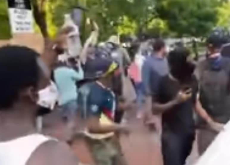 El video no tardó en hacerse viral. (CAPTURA)