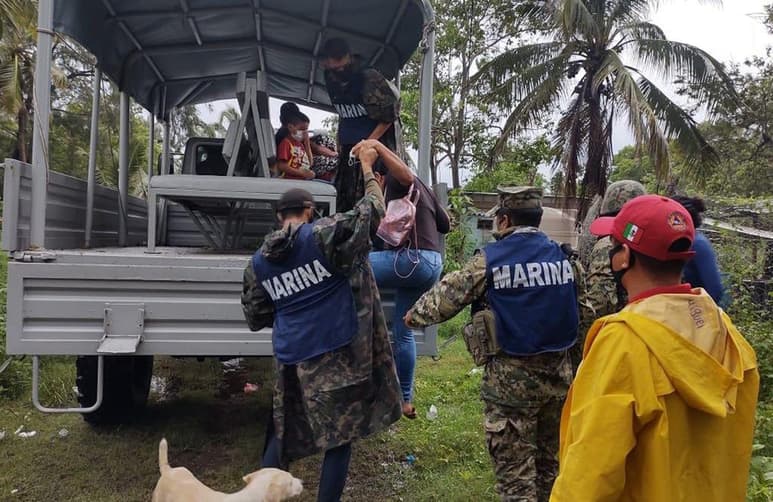 Las autoridades del estado mexicano de Tabasco (sureste) comenzaron este martes el desalojo preventivo de la población de varias comunidades costeras, incluidos los enfermos de COVID-19, por los efectos de la tormenta tropical Cristóbal, que permanece en el Golfo de México. (EFE)