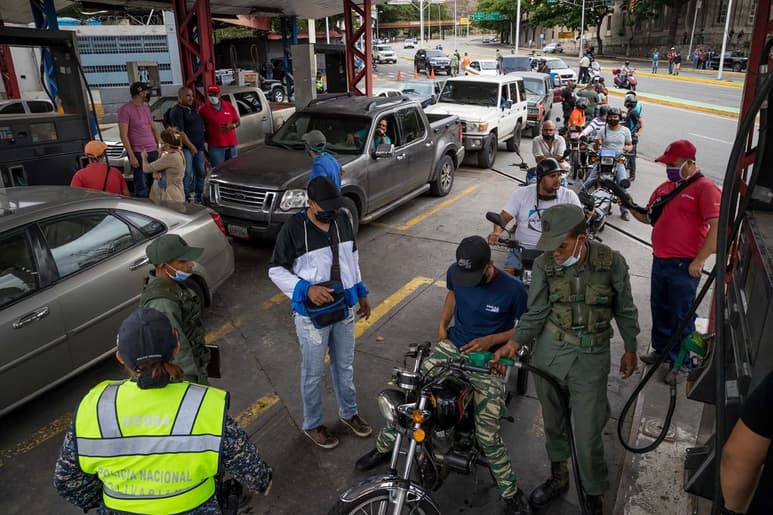 En estaciones que despacharon al precio internacional, las operaciones se desarrollaron con fluidez. (EFE)