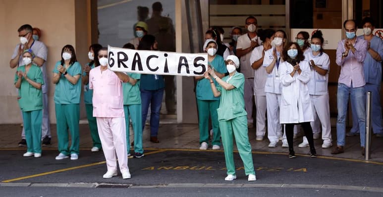 'Con su heroico espíritu de sacrificio, y asumiendo graves riesgos y costes personales, incluso la pérdida de la propia vida, se han convertido ya en el símbolo de todas las personas, instituciones y empresas enfrentadas a esta pandemia', resaltó el jurado.
(EFE)