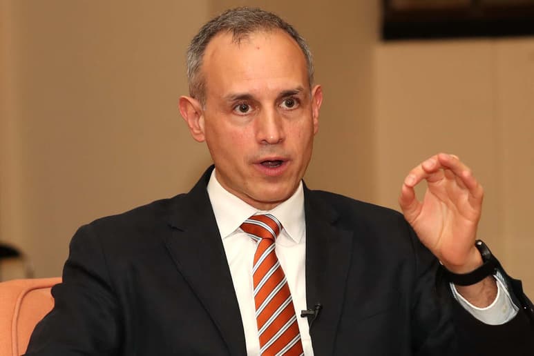 Asegura que nunca dijo que el país tendría un número de 6 mil u 8 mil defunciones, sino que siempre afirmó que los cálculos indican que las muertes podrían ir de las 6 mil hasta las 30 mil, siempre y cuando a un gobierno estatal no se le ocurra en este momento abrir bares o permitir la apertura de empresas que no sean prioritarias. (EFE)