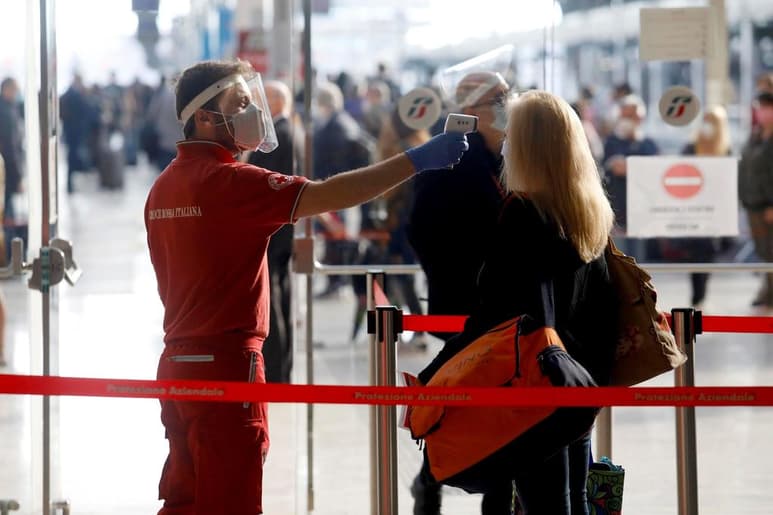 El país también va a consentir la movilidad a nivel nacional para tratar de reactivar el turismo, que espera con la llegada del verano salvar su industria. (EFE)