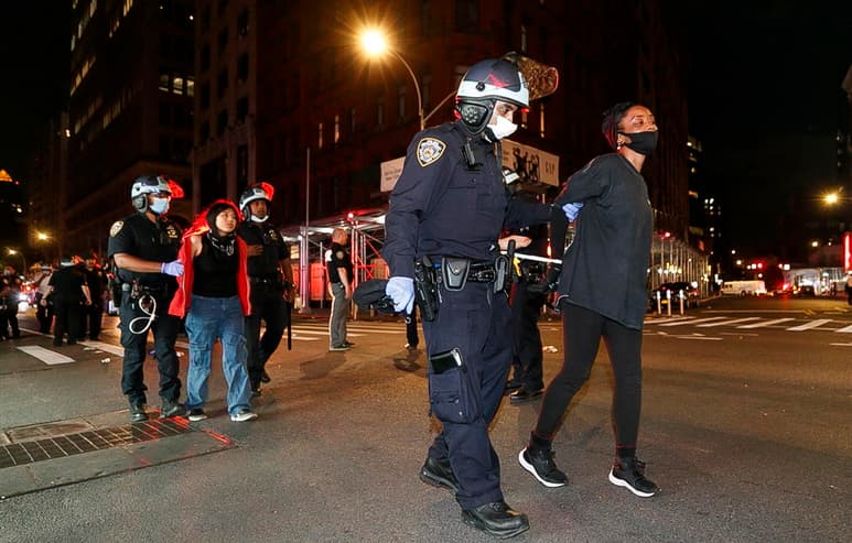 Las protestas contra el racismo y la violencia policial fueron mayoritariamente pacíficas y se redujeron los disturbios y saqueos de la jornada anterior. (EFE)