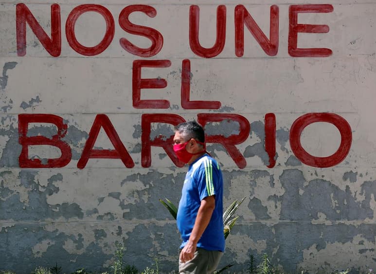 Cuba reportó este miércoles otros 15 casos de coronavirus, todos en La Habana y la mayoría relacionados con un mismo brote, que elevan el total de contagios a 2,107. (ARCHIVO)