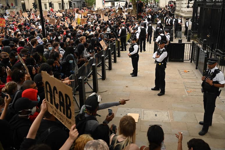 La protesta en Londres por la muerte del afroamericano George Floyd en Estados Unidos derivó esta tarde en escenas de tensión con la policía frente al 10 de Downing Street, residencia oficial del primer ministro británico, Boris Johnson. (ARCHIVO)