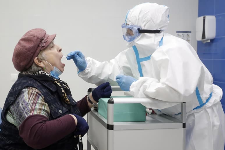 El aumento diario fue de 113,190 casos, una de las cifras más elevadas en todo lo que va de la pandemia. (EFE)