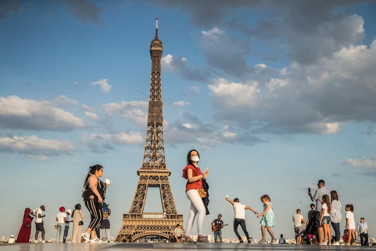 Francia superó el listón simbólico de los 29,000 muertos por coronavirus con los 81 nuevos anunciados este miércoles, aunque los indicadores de personas hospitalizadas y de internados en las ucis confirmaron un día más el reflujo de la epidemia. (ARCHIVO)