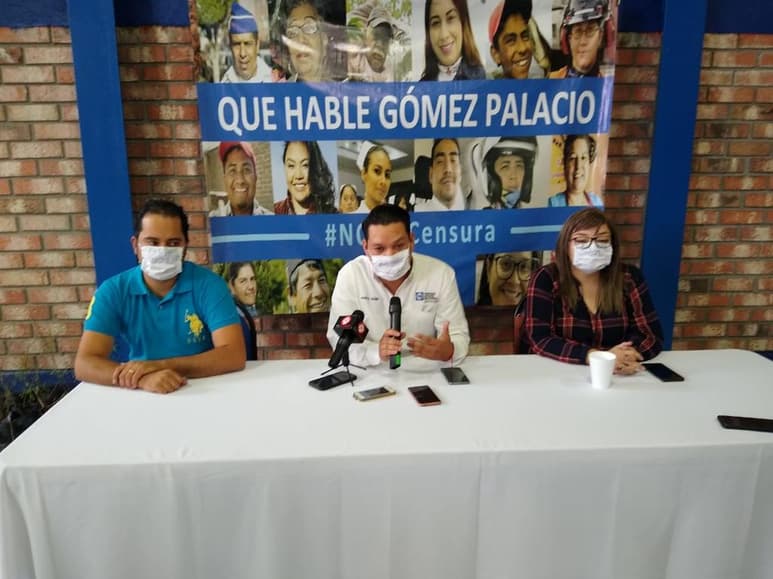 La fracción de regidores del PAN y dos de tres ediles del PRI, criticaron la aprobación por mayoría del Reglamento de Cabildo debido a que se redujeron los límites de participaciones, réplicas y contra réplicas. (ANGÉLICA SANDOVAL)