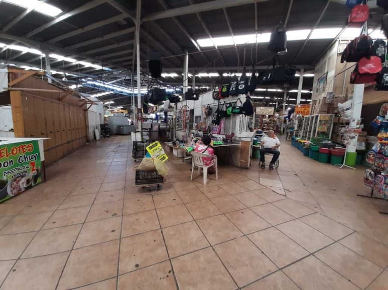 Algunos usan el cubrebocas y otros no. Varios negocios tuvieron que cerrar definitivamente porque no soportaron la pandemia. (EL SIGLO DE TORREÓN)