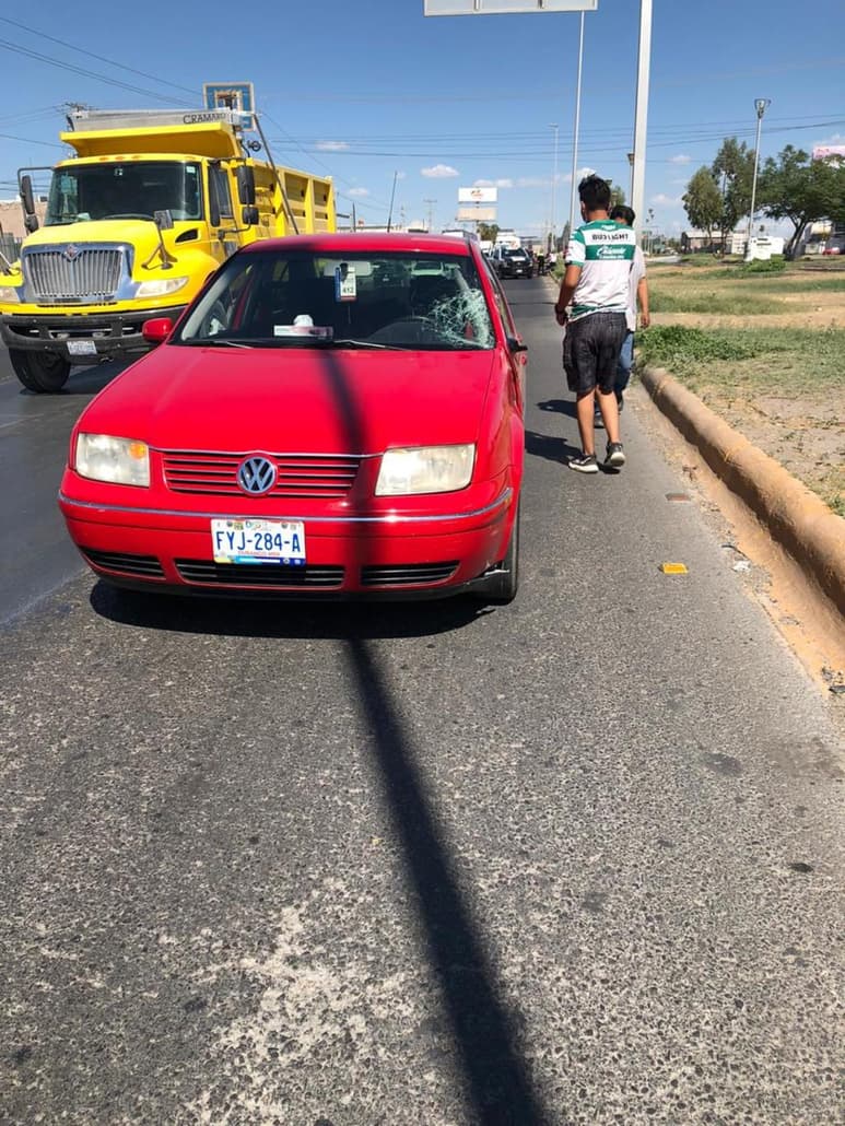 El menor fue arrollado por un vehículo Volkswagen Jetta rojo sobre el bulevar Ejército Mexicano. (EL SIGLO DE TORREÓN)