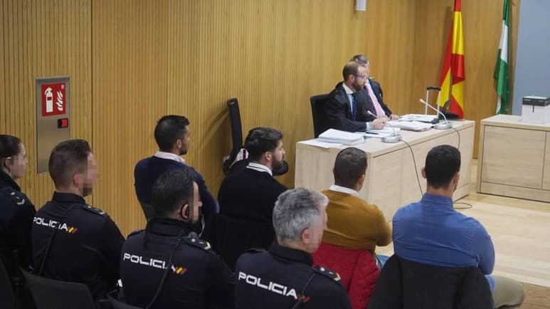 Tres de los hombres recibieron 2 años y 10 meses de prisión por abuso sexual y delitos contra la privacidad de la víctima, mientras que el hombre que filmó y difundió la grabación fue sentenciado a 4 años y medio de prisión. Las sentencias pueden ser apeladas.
(EFE)