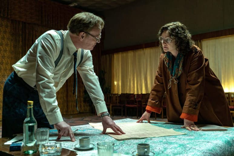 Las serie Chernobyl, que recrea el desastre nuclear de 1986, lidera este año las nominaciones a los galardones británicos BAFTA de televisión, con 14 candidaturas, seguida de The Crown, que suma 7. (ESPECIAL)