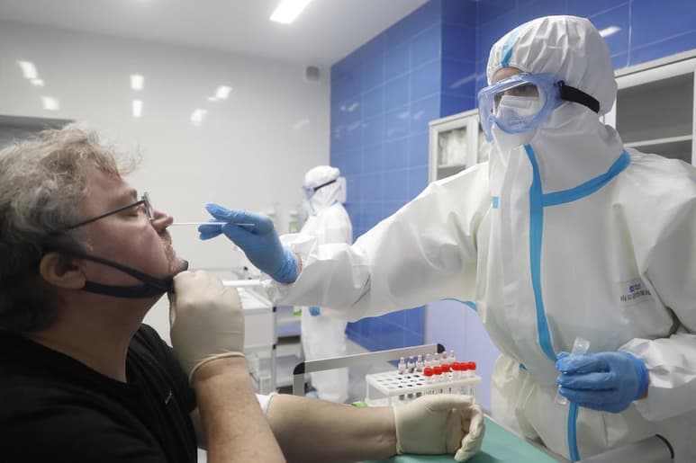 En Rusia se han detectado un total de 441 mil 108 casos positivos y cinco mil 384 personas han muerto de coronavirus desde el inicio del brote. (EFE)