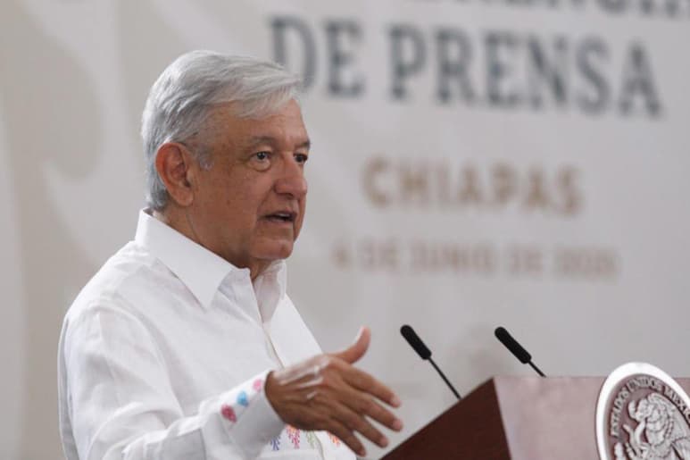 En su conferencia de prensa, en la explanada de la Cuarta Compañía de Infantería de este municipio, el presidente mostró una gráfica sobre las estimaciones de los expertos en el Valle de México.
(EFE)