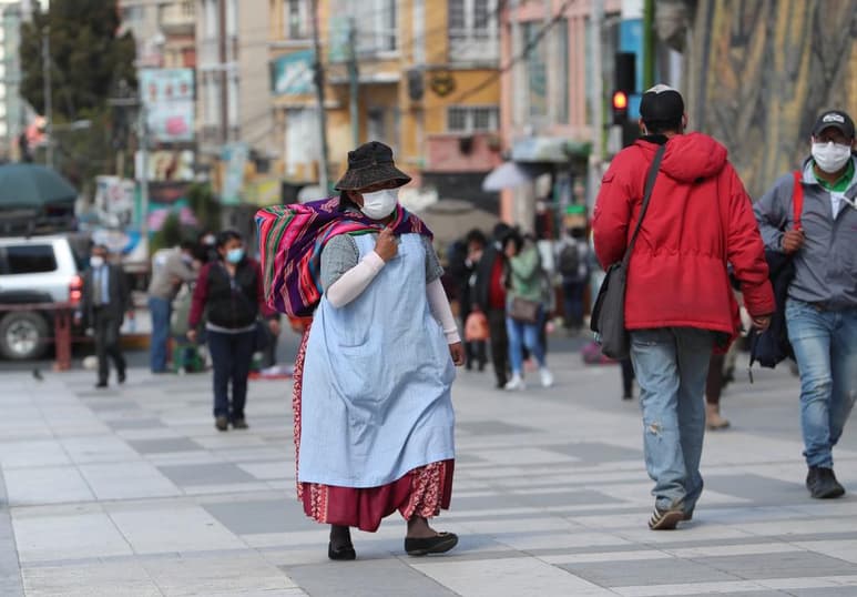 Un aumento inusitado de contagiados y fallecidos por el nuevo coronavirus tres días después de que se suspendiera la cuarentena, llevó a las autoridades bolivianas a advertir con regresar al aislamiento si persiste el desacato al distanciamiento social y el uso del tapabocas en las calles. (ARCHIVO)