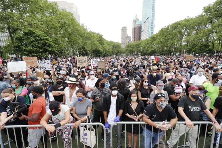 Las miles de personas que protestan por la muerte de George Floyd tienen el “deber cívico” de someterse a una prueba de coronavirus y ayudar a que Nueva York no sufra un repunte de nuevos casos al tiempo que reactiva lentamente su economía, declaró el gobernador Andrew Cuomo. (EFE)
