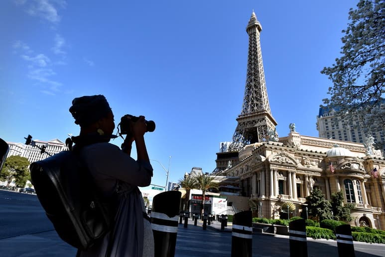 El cierre de casinos en Nevada a causa del coronavirus ha llegado a su fin. Se repartieron cartas, rodaron los dados y las máquinas tragamonedas volvieron a emitir luces y sonidos para los primeros clientes que regresaron a apostar el jueves en Las Vegas y en todo el estado. (ARCHIVO)
