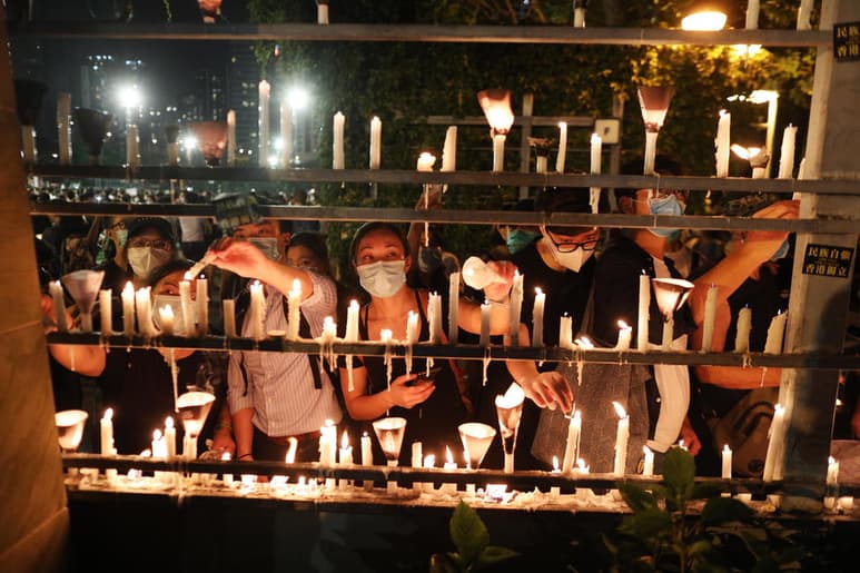 Pese a la prohibición que impuso el gobierno de Hong Kong para la conmemoración anual de las víctimas de la masacre de Tiananmén, que se lleva a cabo cada 4 de junio, miles de ciudadanos se congregaron en el parque de Victoria como lo han hecho desde 1989. (EFE) 