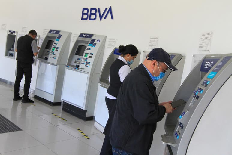 La Comisión Nacional para la Protección y Defensa de los Usuarios de Servicios Financieros (Condusef) dijo que a pesar de la contingencia sanitaria y las medidas de confinamiento para evitar los contagios de COVID-19, los mexicanos intensificaron sus visitas a los cajeros automáticos para retirar efectivo. (ARCHIVO)