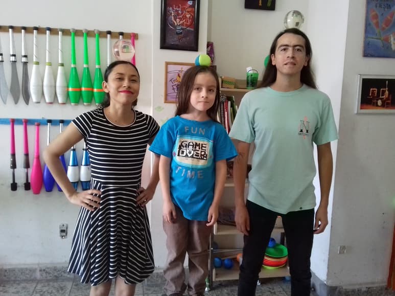 Se adaptan al tiempo. Cinthia, Emilio y Christian se ponen creativos para mostrar su arte a la distancia por medio del internet. (CORTESÍA)