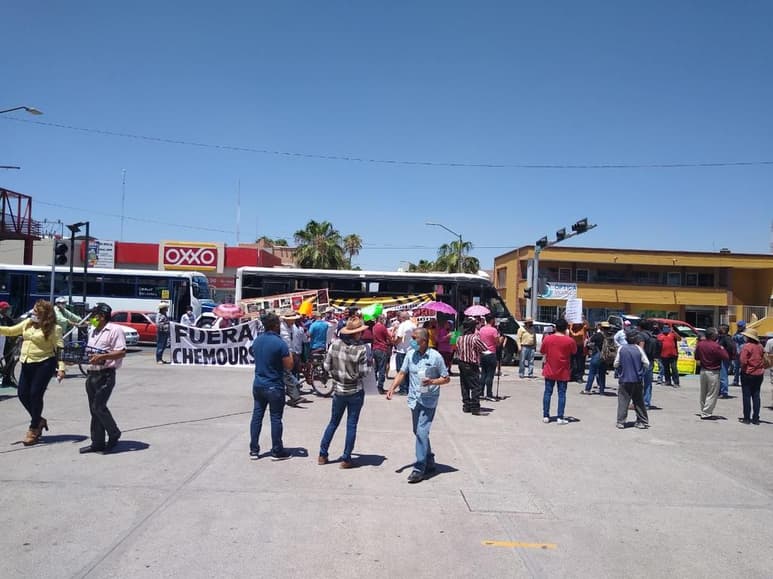 Los quejosos acudieron en caravana motorizada desde la comunidad de Dinamita y portaron diversas pancartas con leyendas de inconformidad. (EL SIGLO DE TORREÓN)