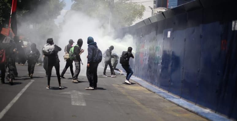 Encapuchados realizaron actos vandálicos en protestas por el crimen cometido contra Giovanni López a manos de policías municipales. (CORTESÍA)