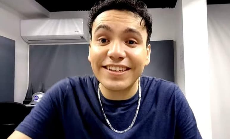 El exponente de la electrocumbia Raymix compartió, a través de un video, que en medio de un mundo que reclama a gritos la falta de amor, decidió abrir su corazón para reconocerse como homosexual y recalcó que eso no cambiará la forma en la que hace música pues dijo sentirse más libre y feliz que nunca. (ESPECIAL)