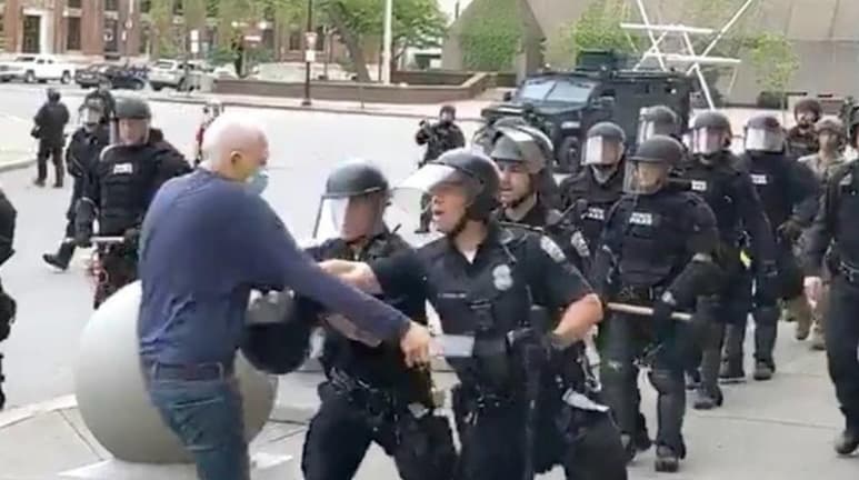Las acciones de los policías contra el hombre de la tercera edad han generado indignación entre el público, que exige castigo para los agresores (ESPECIAL)