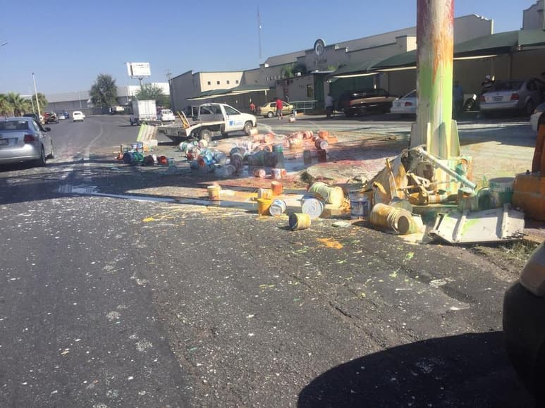 Las latas que transportaba salieron proyectadas y la pintura terminó derramada sobre la carpeta asfáltica. (EL SIGLO DE TORREÓN)