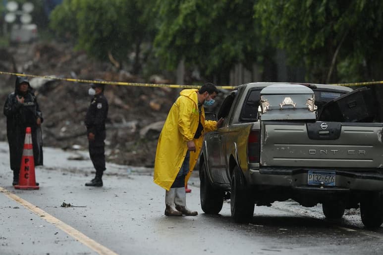La cifra de víctimas mortales por el paso de las tormentas Amanda y Cristóbal subió este sábado a 30 decesos. (ARCHIVO)