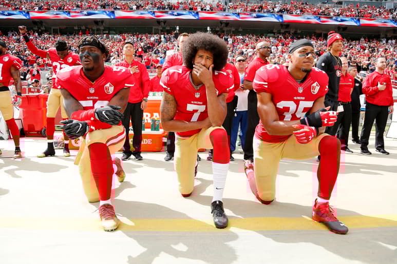 En aquel partido en octubre del 2016 ante los Vaqueros de Dallas, Kaepernick (C), fue secundado por el linebacker Eli Harold y el safety libre Eric Reid de los 49ers, en el Levi's Stadium en Santa Clara, California.