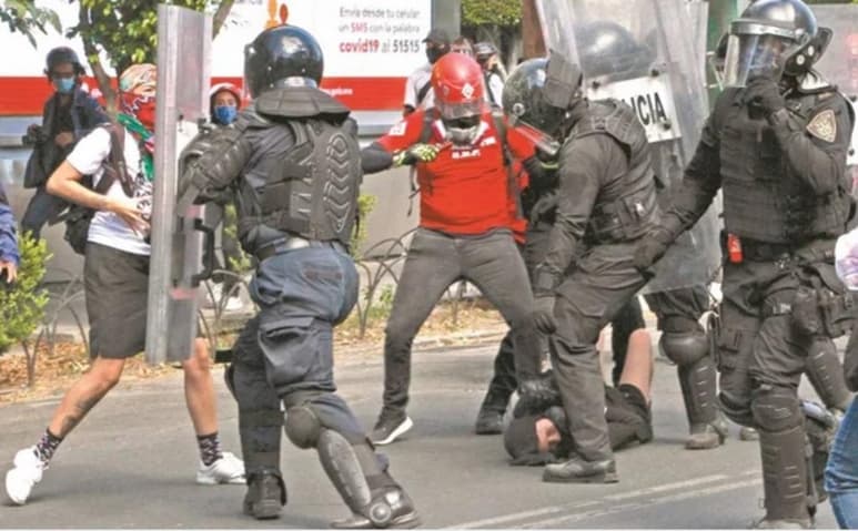 A Melanie 'N' le costaba articular palabras cuando fue trasladada a un hospital para su atención, luego de la agresión que recibió de parte de policías locales la tarde del viernes durante la marcha llamada 'antifascista', que terminó en destrozos por grupos de encapuchados. (ESPECIAL)