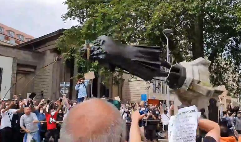 Cientos de manifestantes en la suroccidental ciudad inglesa de Bristol derribaron y lanzaron al río Avon la estatua del traficante de esclavos Edward Colston, como parte de las protestas en contra de la violencia racial en el mundo. (ESPECIAL)