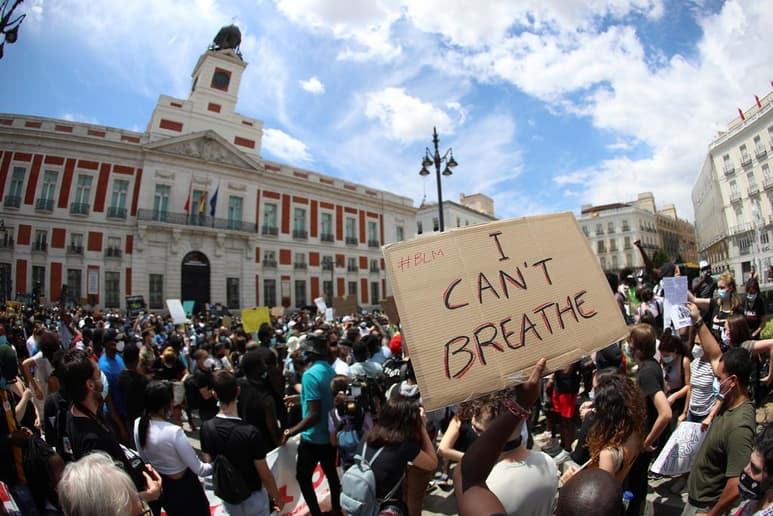Miles de personas salieron este domingo a las calles de Madrid, Barcelona y otras ciudades españolas para protestar contra el racismo y en recuerdo del afroamericano George Floyd. (EFE)