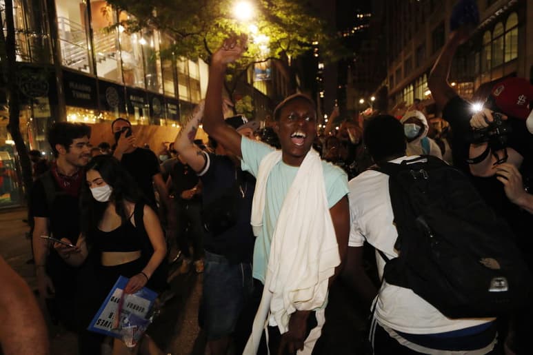 El toque de queda para toda la ciudad, impuesto a las 8:00 de la noche del sábado, fue el primero en Nueva York en décadas. (EFE)