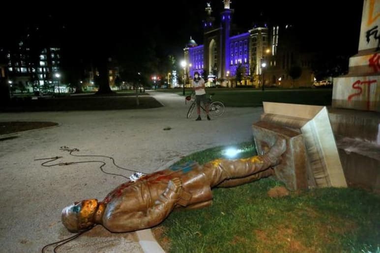Un pequeño grupo de manifestantes derribó la estatua de un general confederado en la antigua capital de la Confederación el sábado por la noche, luego de un día de protestas mayormente pacíficas en Virginia. (ESPECIAL)
