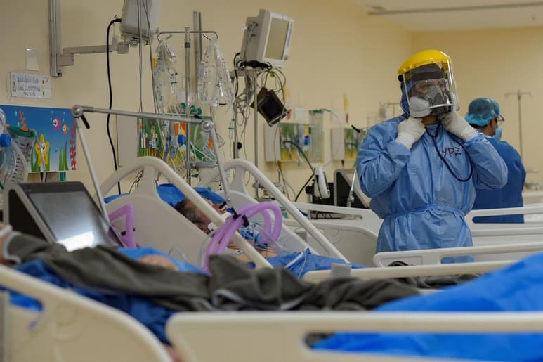 El mundo sumó siete millones seis mil 436 casos confirmados de COVID-19 la tarde de este domingo, así como 402 mil 699 muertes, de acuerdo con el monitoreo de la Universidad Johns Hopkins, basado en cifras gubernamentales. (ARCHIVO)