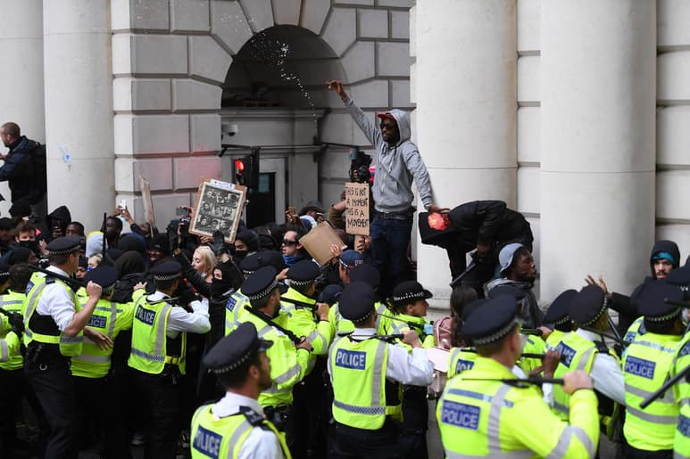 Las protestas por el racismo y la discriminación se extendieron en todo el mundo. En el gráfico, una imagen de las manifestaciones de Londres. (EFE)
